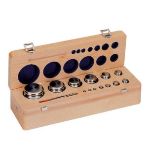 Wzorce masy RADWAG klasy F2, cylindryczne z jamą adiustacyjną, zestaw (1 g - 1 kg), opakowanie drewniane